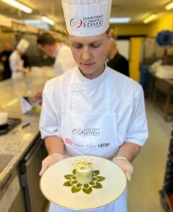 Notre étudiant présentant son dessert