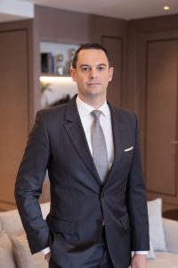 Diplômé de l’Institut Lyfe travaillant dans l'hotellerie