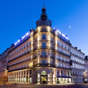 L’Hôtel Le Royal, MGallery, situé place Bellecour au cœur de Lyon, est le seul hôtel -école 5 étoiles en Europe par l'Institut Lyfe