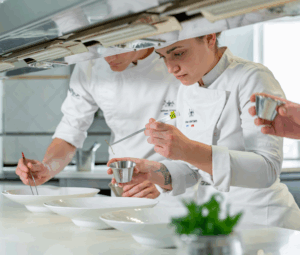 etudiants en bachelor management des arts culinaires en mises en situation professionnelle au sein du restaurant d'application étoilé michelin de l'Institut Lyfe