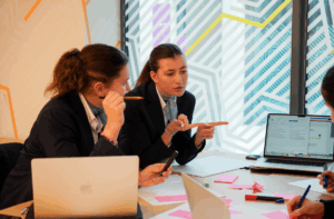 etudiantes à l'institut Lyfe en Bachelor management international de l'hôtellerie restauration en projet de groupe