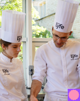formateur patisserie institut lyfe avec une étudiante