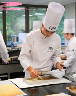 étudiants en laboratoire de patisserie à l'institut lyfe