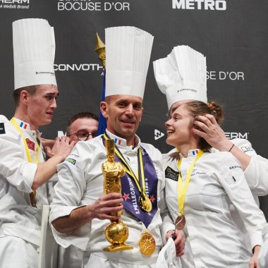 INSTITUT PAUL BOCUSE : DAVY TISSOT ET SON EQUIPE DECROCHENT LE BOCUSE D’OR ET RAPPORTENT LA COUPE A LA MAISON 